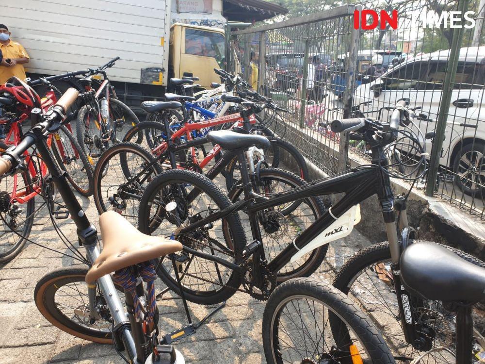 Waspada Sepeda Aspal di Pasar Rumput