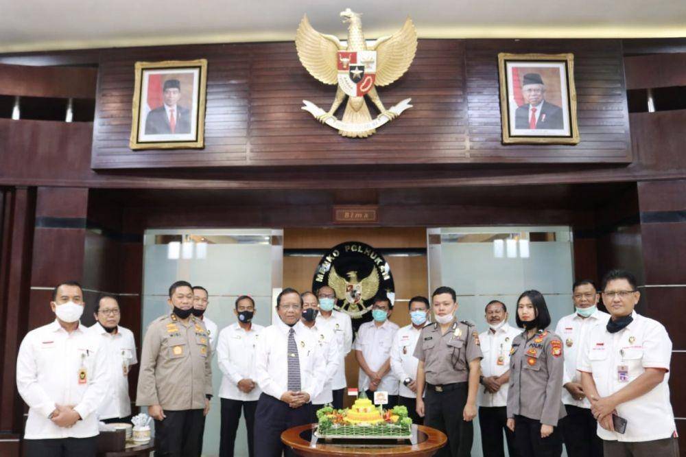 (Menko Mahfud MD ketika merayakan Hari Bhayangkari di Kemenko Polhukam) Dokumentasi Kemenko Polhukam