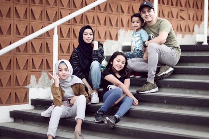 10 Momen Bahagia Rionaldo Stokhorst Bareng Istri dan Ketiga Anaknya