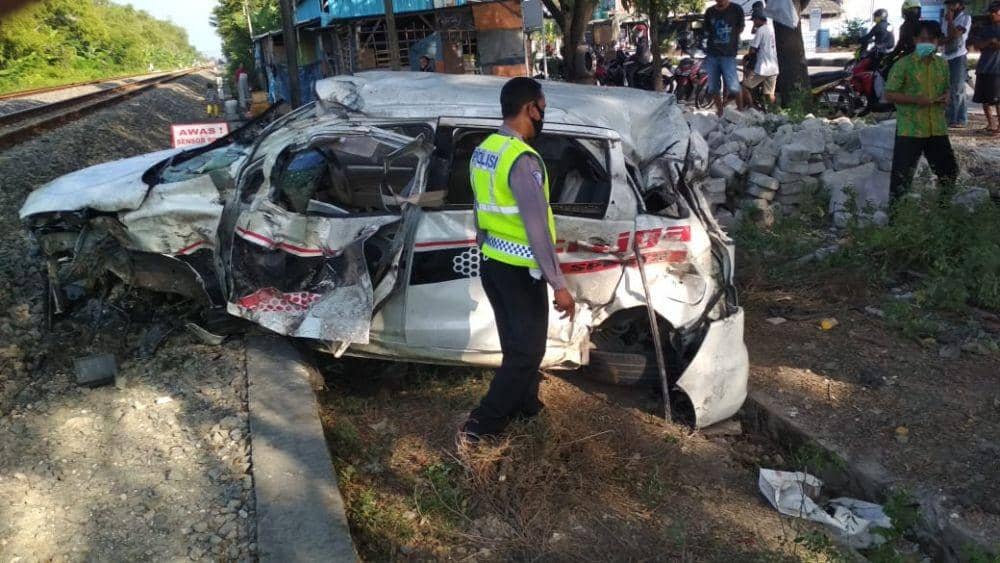 Seorang polisi memeriksa kondisi mobil minibus yang rusak. IDN Times/Istimewa