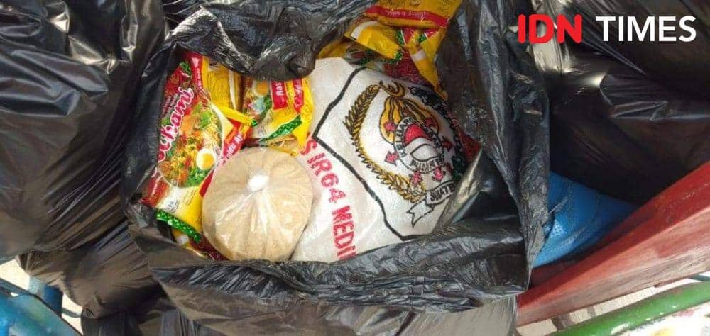 Diduga bantuan COVID-19 untuk warga berupa mie instan, gula dan beras (Hendra Simanjuntak/IDNTimes)
