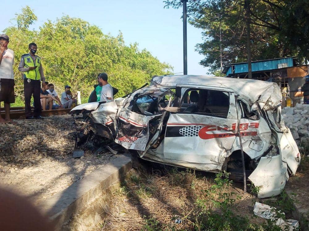 Minibus ringsek usai ditabrak kereta api. IDN Times/Istimewa