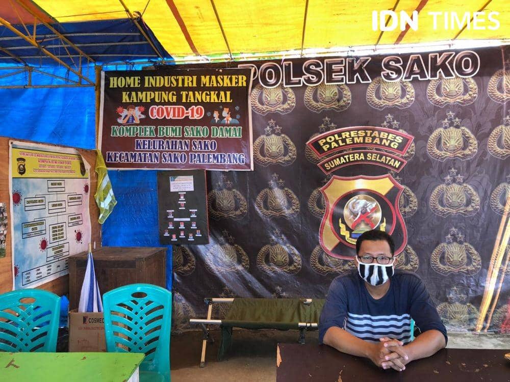 Ketua RT 098, Agus di Posko Tangkal COVID-19(IDN Times/Rangga Erfizal)