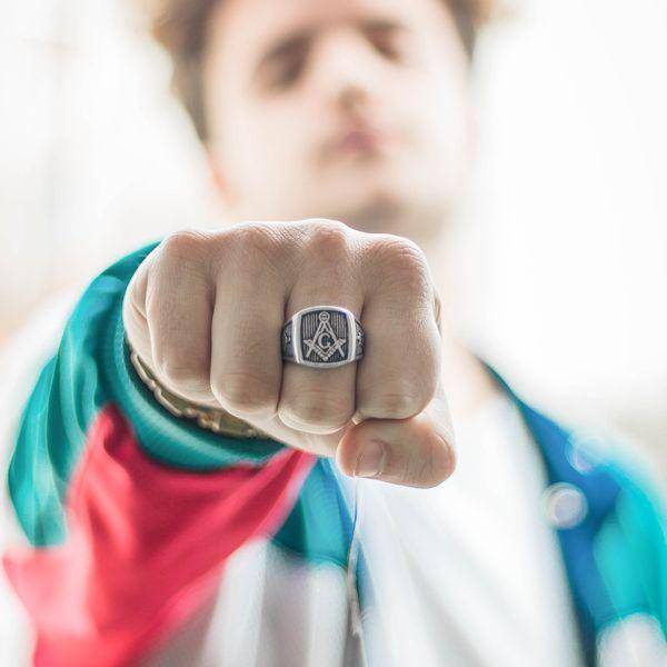 Pria memakai cincin (Unsplash/Paul-Louis André)
