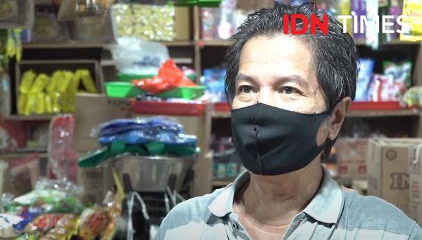 Asril, Pedagang sembako di Pasar Tebet, Jakarta Selatan (IDN Times/Athif Aiman)