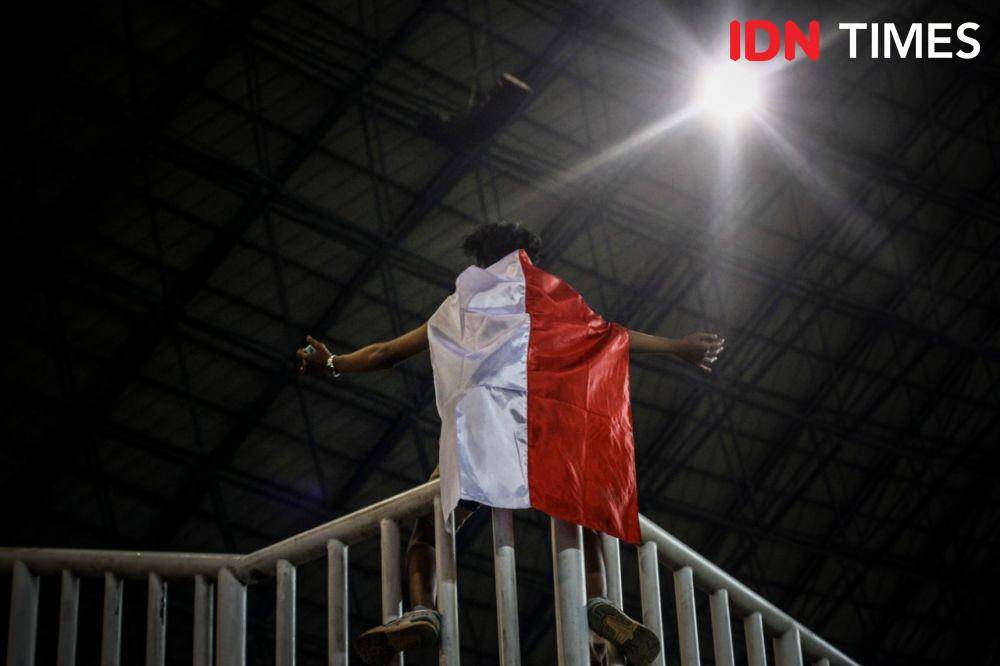 Aksi suporter Timnas Indonesia saat menyaksikan tim kesayangannya bertanding (IDN Times/Herka Yanis)