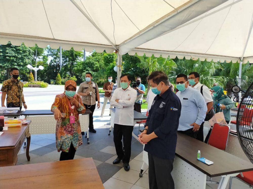 Mendadak Temui Risma, Menkes Sidak ke Pasar dan RSUA