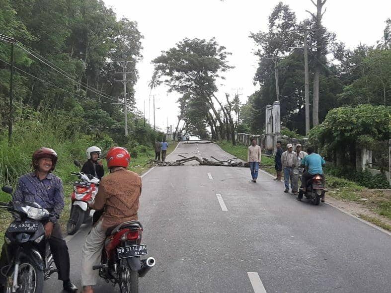 Massa Madina Blokir Jalan Lagi, Tuntut Pembebasan 3 Orang yang Ditahan