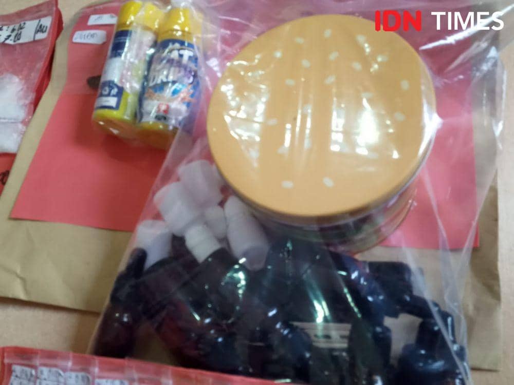 Narkoba sintetis dalam bentuk liquid oleh pelaku diinjeksikan ke cookies (IDN Times/Ayu Afria)