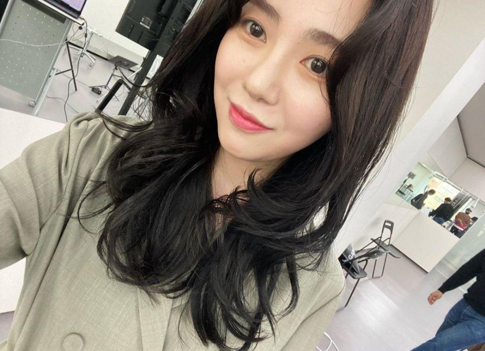 Mengaku Korban Bullying, 9 Potret Mina Eks AOA yang Terlihat Tegar