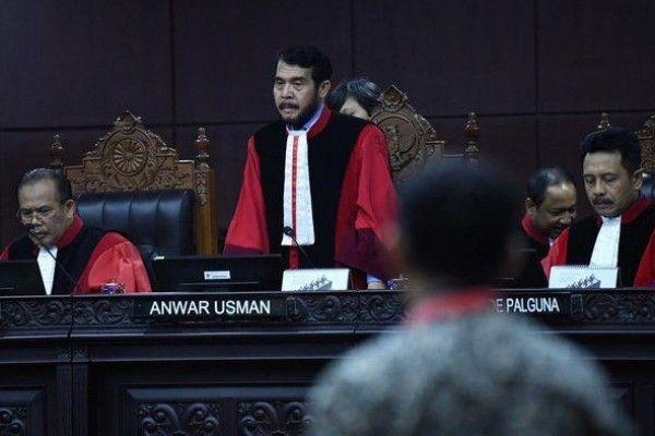 PBHI: MKMK Hanya Cabut Jabatan Anwar Usman sebagai Ketua MK