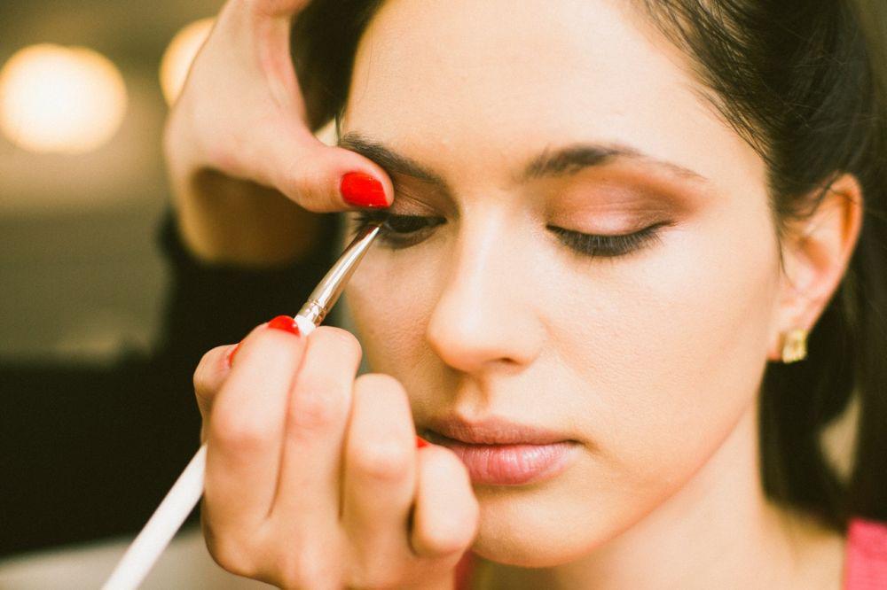 ilustrasi membuat eyeliner (pexels.com/maria-gloss)