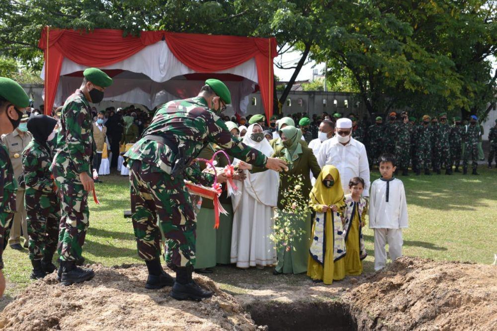 Tangis Haru Selimuti Pemakaman Pelda Rama di Kampung Halaman