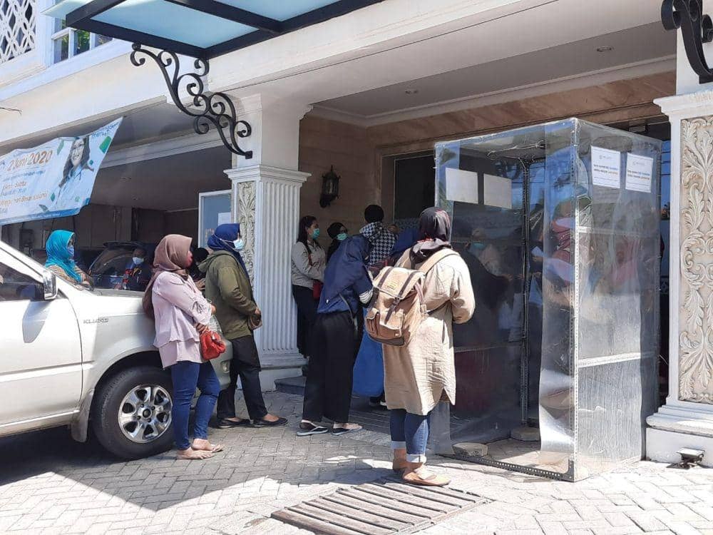 Antrean rapid test di Laboratorium Parahita sampai ke luar gedung, Jumat (3/7). IDN Times/Fitria Madia