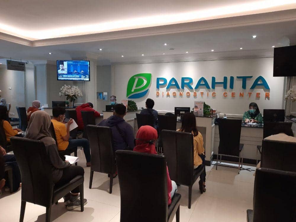 Antrean rapid test di Laboratorium Parahita sampai ke luar gedung, Jumat (3/7). IDN Times/Fitria Madia