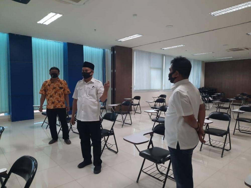 Jajaran Universitas Airlangga meninjau kesiapan fasilitas UTBK, Jumat (3/7). IDN Times/Fitria Madia
