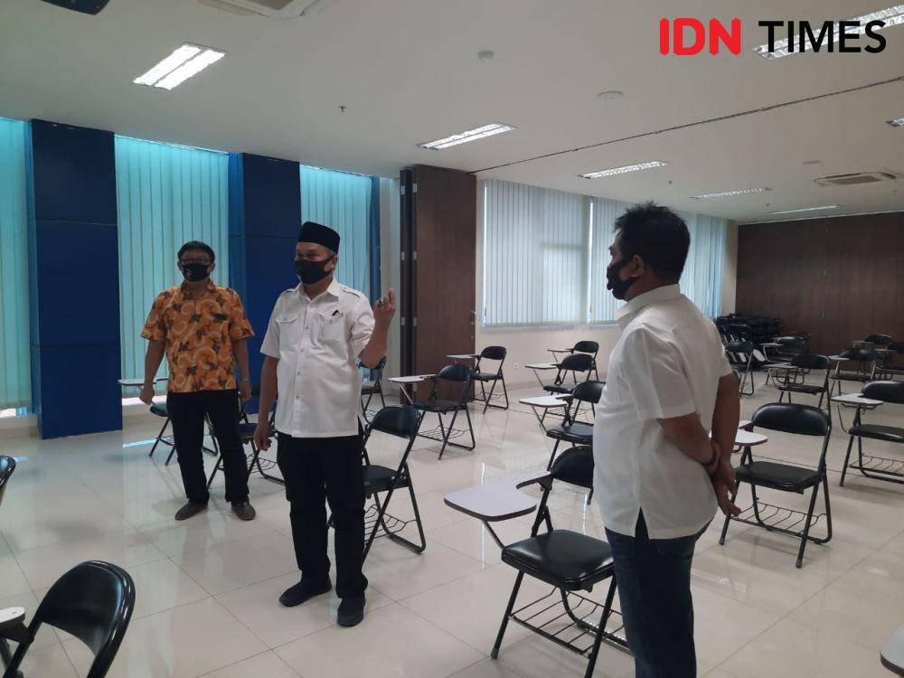 Jajaran Universitas Airlangga meninjau kesiapan fasilitas UTBK, Jumat (3/7). IDN Times/Fitria Madia