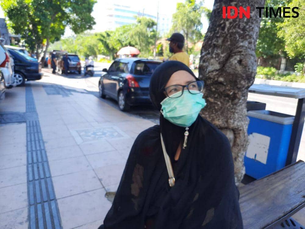 Titik, salah seorang warga yang mengantar anaknya rapis test untuk syarat UTBK di Surabaya, Jumat (3/7). IDN Times/Fitria Madia