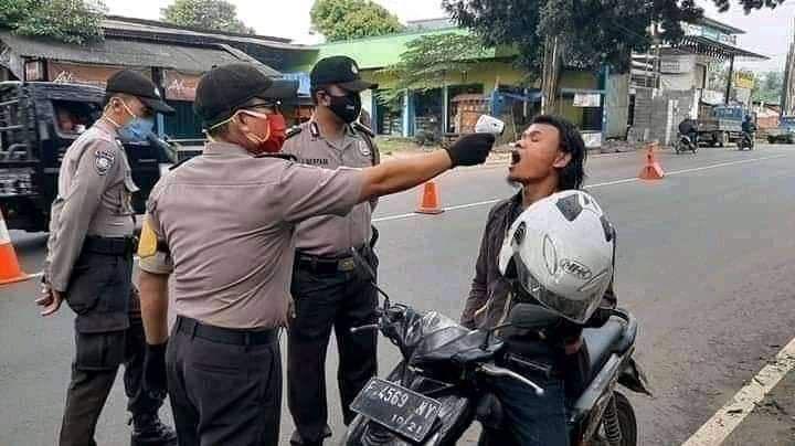 9 Bukti Kelakuan Orang Indonesia Itu Kocak, Ngakak Banget Deh!