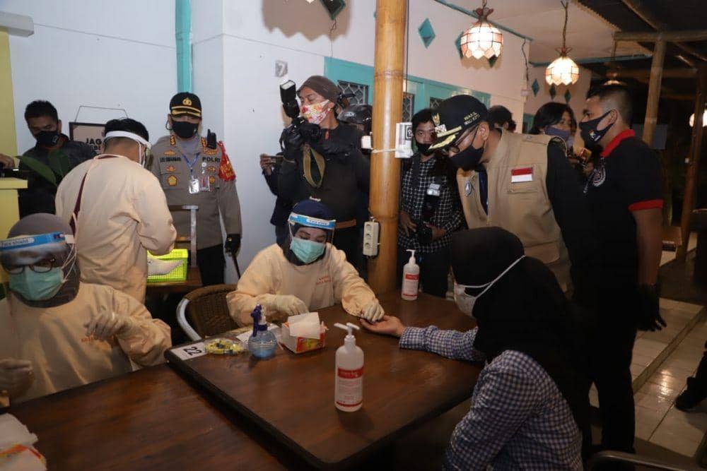 Wakil Wali Kota Malang, Sofyan Edi Jarwoko melihat langsung proses rapid test pada pengunjung cafe di Kota Malang. Dok/ Humas Pemkot Malang