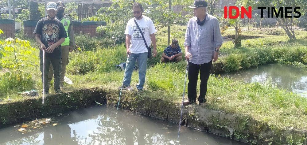 Bupati Bantul Suharsono (kanan) melepas penat mancing ikan di kolam bersama politisi PPP Bantul. IDN Times/Daruwaskita
