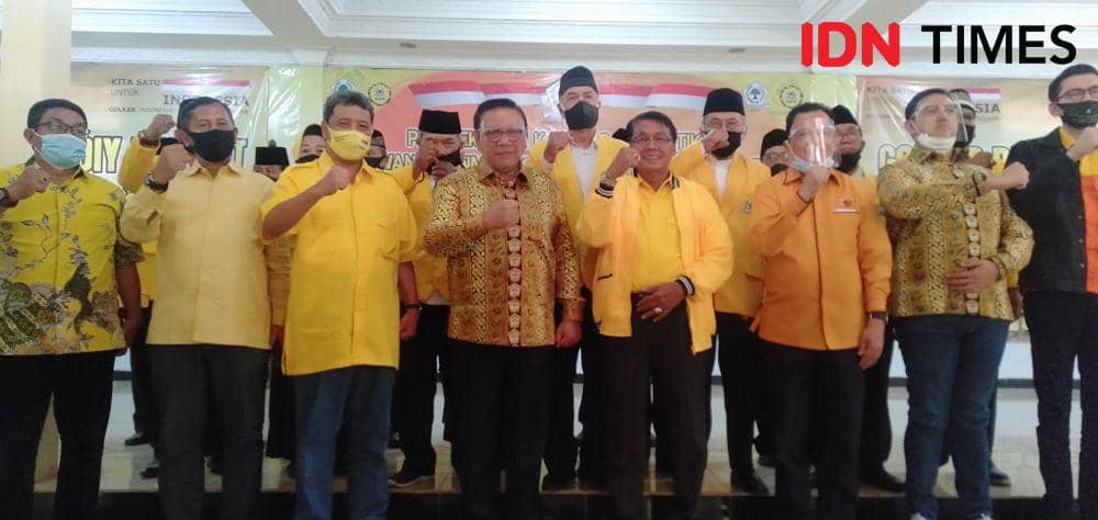Ketua Dewan Pakar DPP Partai Golkar, Agung Laksono bersama kader Partai Golkar. IDN Times/Daruwaskita