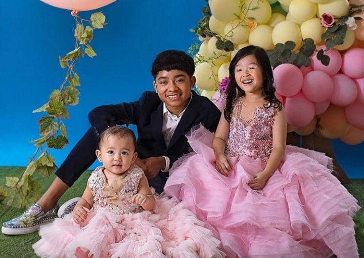 Akur Banget, 10 Momen Kebersamaan Anak Artis dengan Saudara Angkatnya