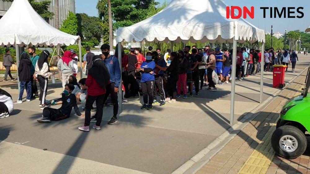 Antrean warga di kawasan Gelora Bung Karno (IDN Times/Aryodamar)