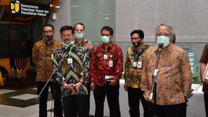 (Menteri Pertanian Syahrul Yasin Limpo mengenakan kalung antivirus) Dokumentasi Humas Kementerian PUPR