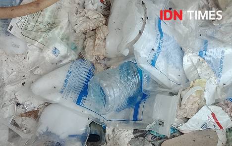 Limbah medis ditemukan di TPA Sumur Batu, Bekasi (Dok.IDN Times/Istimewa)