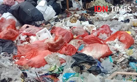 Limbah medis ditemukan di TPA Sumur Batu, Bekasi (Dok.IDN Times/Istimewa)