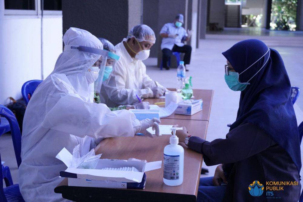 Para peserta UTBK gelombang I di ITS pemegang KIP-Kuliah melakukan rapid test di gedung Plasa dr Angka ITS. Dok. Humas ITS