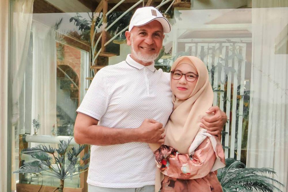 Beda Usia 45 Tahun, Ini 10 Potret Mesra Mark Sungkar dan Istri