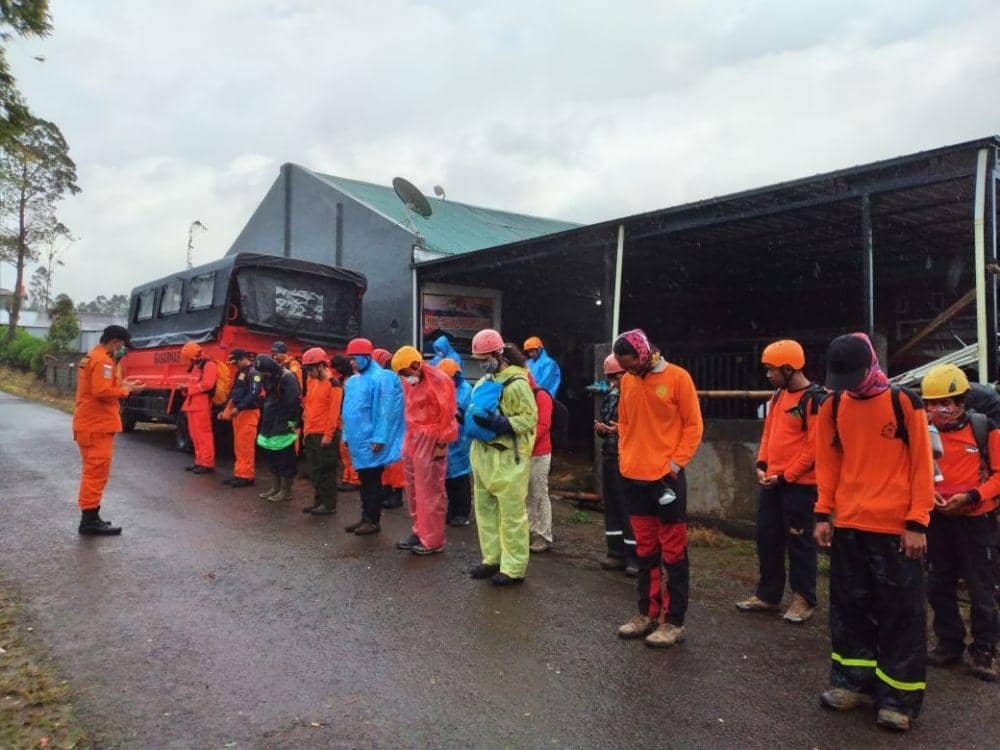Basarnas Makassar mengevakuasi pendaki yang hipotermia di Gunung Bawakaraeng. IDN Times/Basarnas Makassar