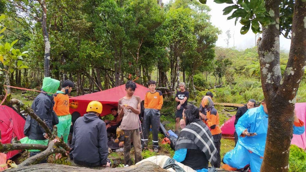 Basarnas Makassar mengevakuasi pendaki yang hipotermia di Gunung Bawakaraeng. IDN Times/Basarnas Makassar