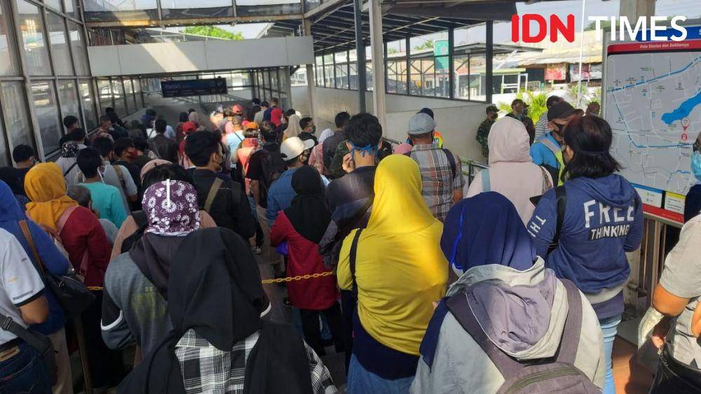 Antrean di Stasiun KRL Citayam, Senin (6/6/2020) (IDN Times/Dwifantya Aquina)