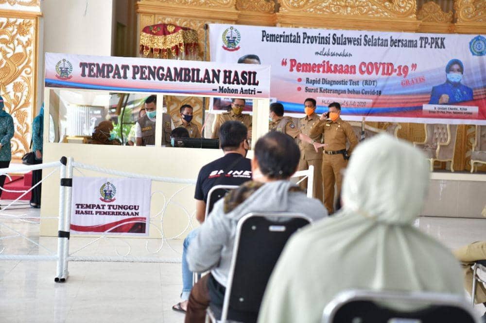 Pemeriksaan rapid test di Gedung PKK Provinsi Sulsel ditinjau oleh Gubernur Sulsel Nurdin Abdullah, Senin (6/7). Humas Pemprov Sulsel
