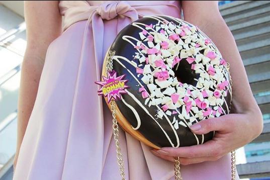 Anti Mainstream! 10 Tampilan Stylish dengan Tas Unik Bentuk Makanan