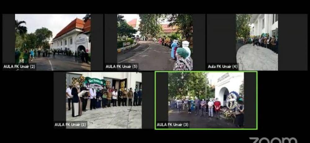 Proses penghormatan terakhir dr Putri Wulan Sukmawati yang disiarkan melalui YouTube, Senin (6/7/2020). Screenshoot YouTube.com/ Admin Streaming AWCS