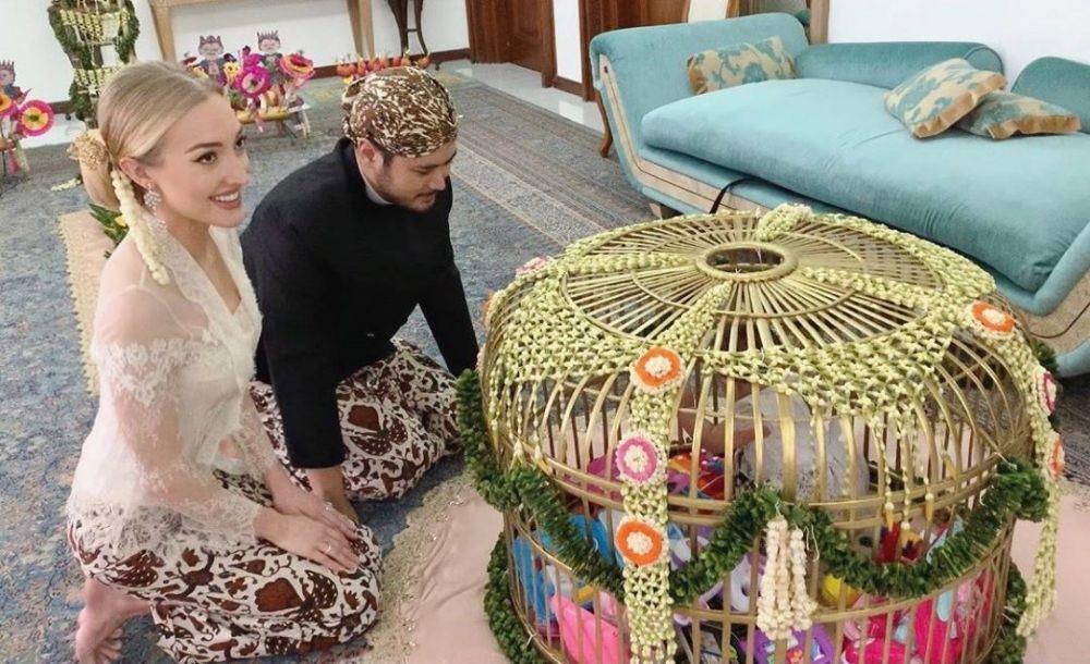 10 Potret Anggun Varsha Strauss, Istri Cucu Soeharto dalam Busana Adat
