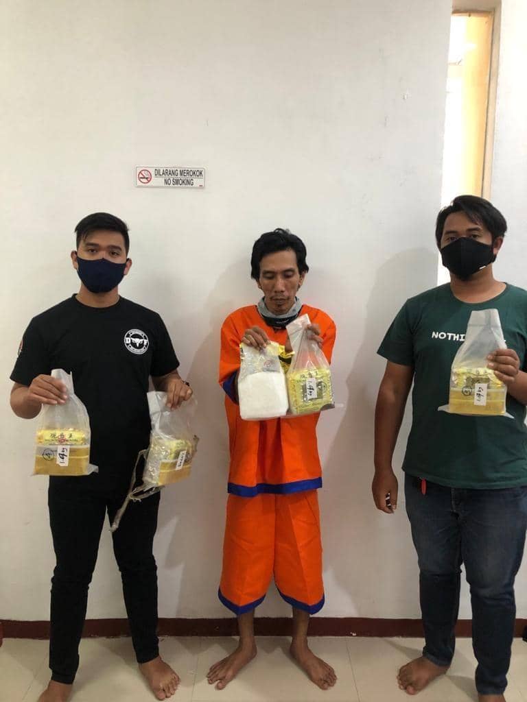 Pelaku Hari Junanto dengan barang bukti berupa sabu saat dirilis, Selasa (7/7/2020). Dok.IDN Times/Istimewa