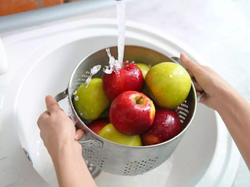 Bisa Meracuni Tubuh, Ini 5 Bahaya Mencuci Makanan dengan Tidak Benar