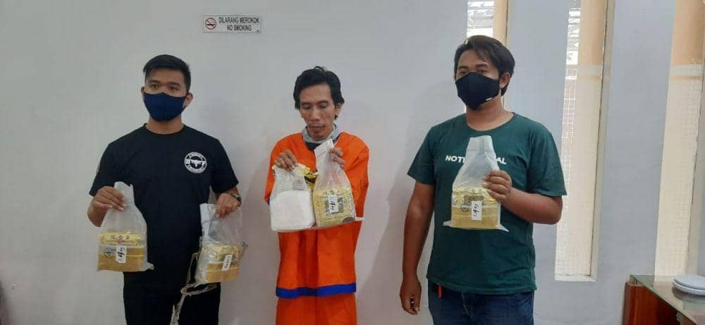 Pelaku Hari Junanto dengan barang bukti berupa sabu saat dirilis, Selasa (7/7/2020). Dok.IDN Times/Istimewa