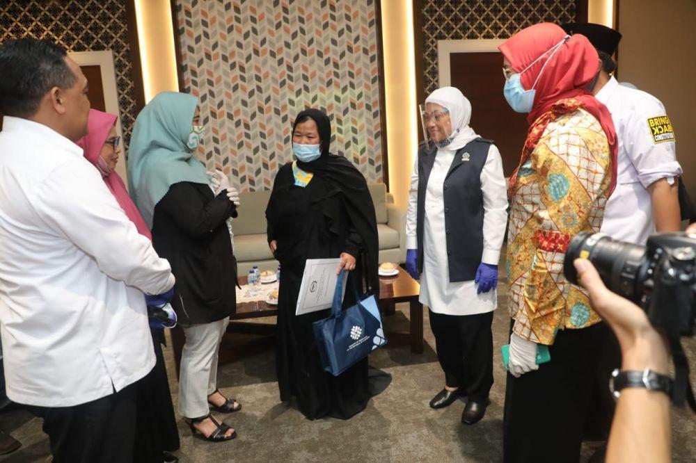 Menaker Ida Fauziyah menyambut kedatangan PMI Etty binti Toyib. (www.twitter.com/@idafauziyah)