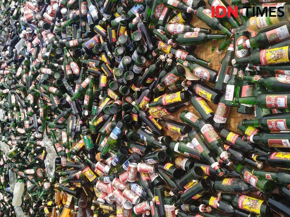 Polda Jabar Musnahkan Puluhan Ribu Botol Miras dan Narkotika