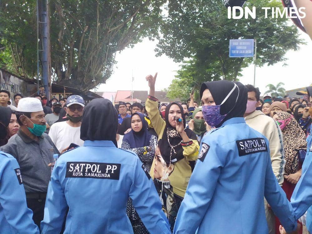 Orasi warga RT 28, Kelurahan Sidodadi, Kecamatan Samarinda Ulu saat mengadang penertiban (IDN Times/Yuda Almerio)