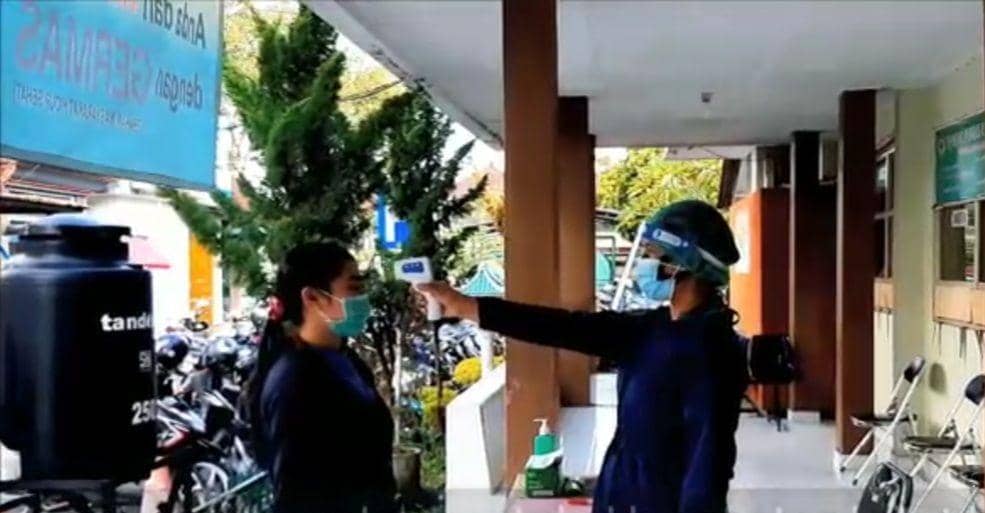 Pemeriksaan suhu pengunjung maupun pasien di pintu masuk RSUD Tabanan (Dok.IDN Times/RSUD Tabanan)