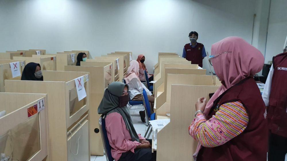 Ilustrasi. Rektor Unhas Prof Dwia memantau langsung pelaksanaan UTBK. IDN Times/Humas Unhas