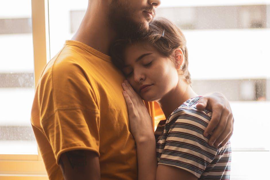 5 Alasan Tak Perlu Pura-pura Cinta Hanya Karena Iba!