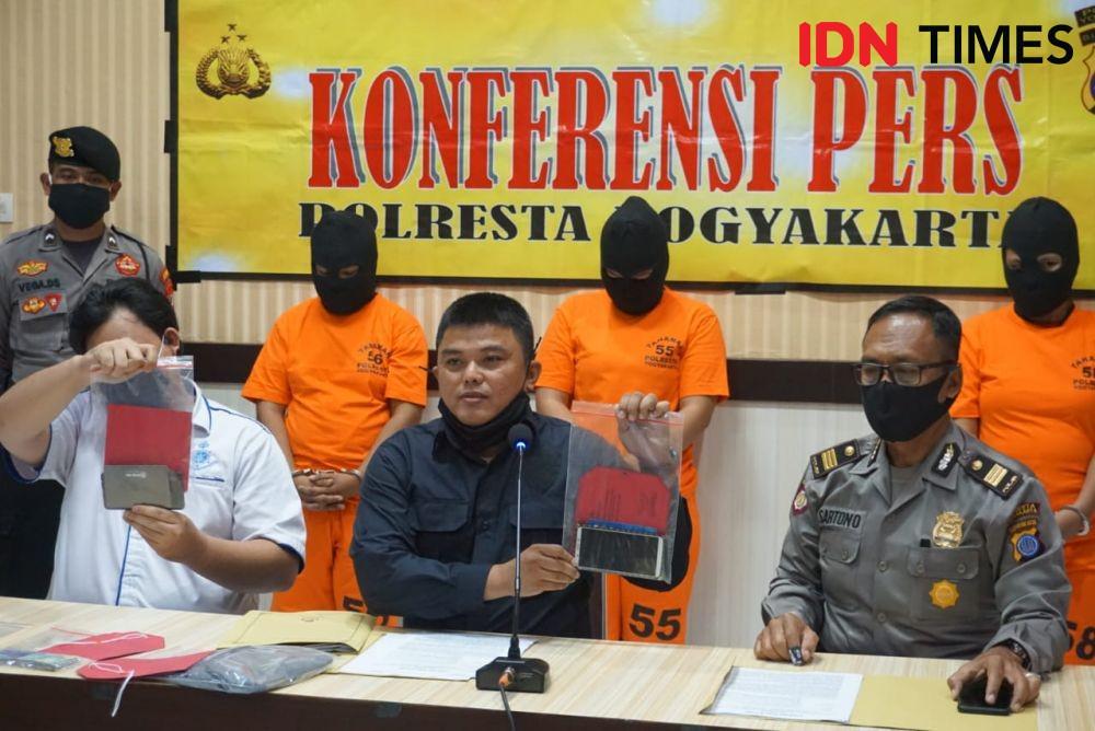 Petugas menunjukkan barang bukti yang disita dari tersangka. IDN Times/Tunggul Damarjati